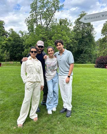 Superstar Mahesh shared a beautiful family pic!