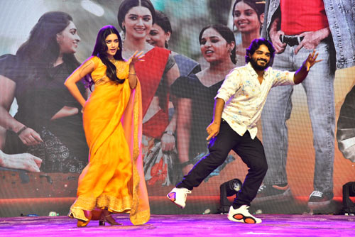 Bhagyashree Borse once again danced in the pre-release event of "Mr. Bachchan"!