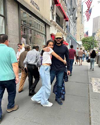 Viral: Superstar stylish look with daughter Sitara!