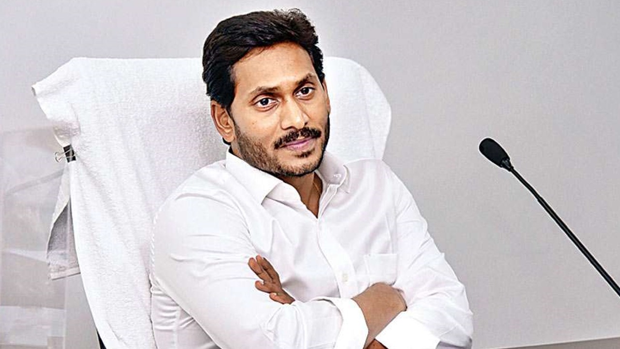 Tollywood actor Shivaji criticizes Jagan Reddy