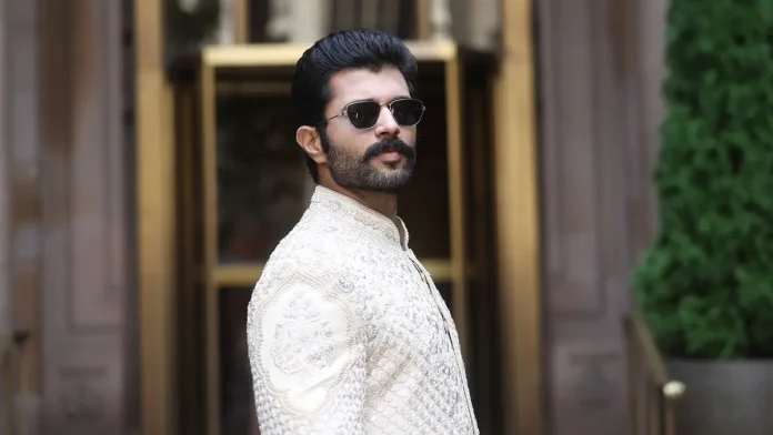 Vijay Deverakonda seeks Baba’s blessings in Puttaparthi