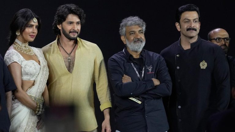 Varanasi: Rajamouli is not Mahesh.. The whole Varanasi event was chanted by the director..! Varanasi: Rajamouli is not Mahesh.. The whole Varanasi event was chanted by the director..!