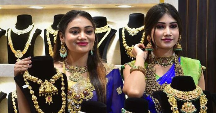 Gold Prices: Gold prices to fall drastically.. How much can it fall in India?
