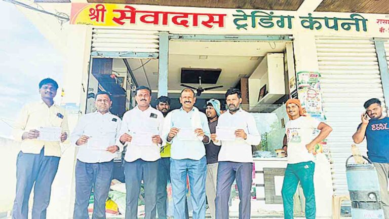 డీఏపీ కోసం మహారాష్ట్రకు అన్నదాతలు