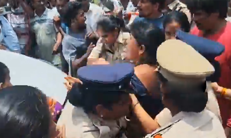 Fishermen protest: Intense tension in Visakha Harbor over Minister Kollu Ravindra's convoy