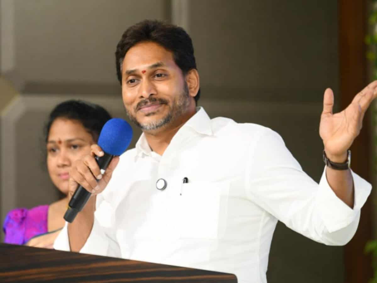 YCP local: Jagan's war footing for AP village polls వైసీపీకి వచ్చేది తక్కువ... పోయేది ఎక్కువ!