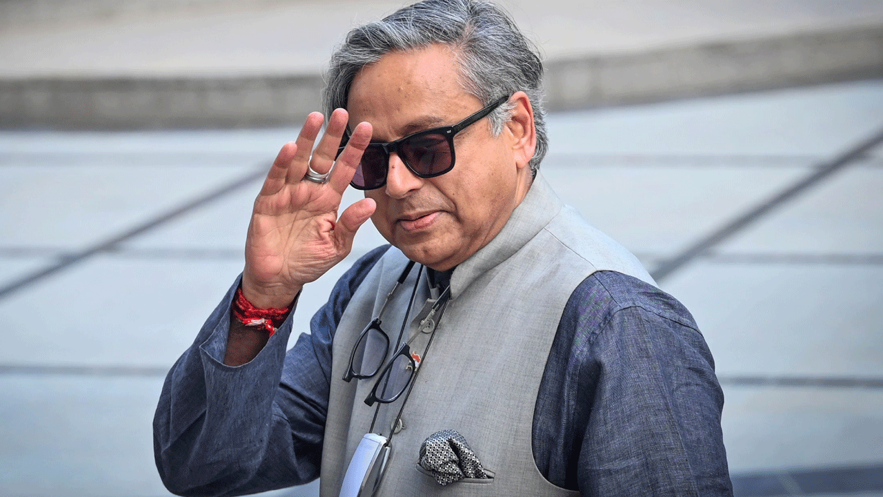 Lift Rescue: Congress MP Shashi Tharoor stuck inside the lift.. Rescue operation successful!
