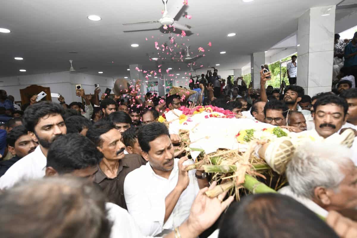 ముద్ర‌గ‌డ పాడె మోసిన జ‌గ‌న్‌