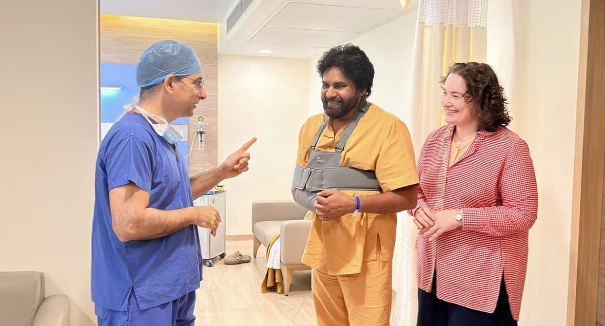 Pawan Kalyan: Deputy CM returns home after surgery to fanfare అభిమానం తోడుతో... ఇంటికి చేరిన పవన్ కల్యాణ్!