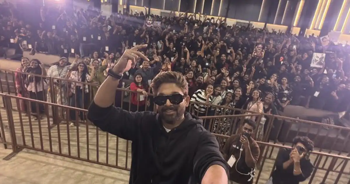 Photo Moment: Allu Arjun clicks a cool selfie with 2000 fans