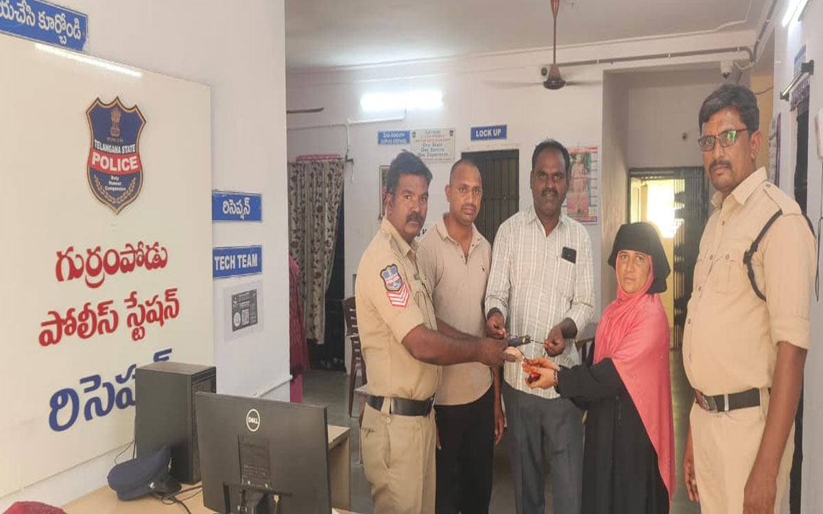 పోగొట్టుకున్న‌ బంగారం బాధితురాలికి అప్ప‌గింత‌