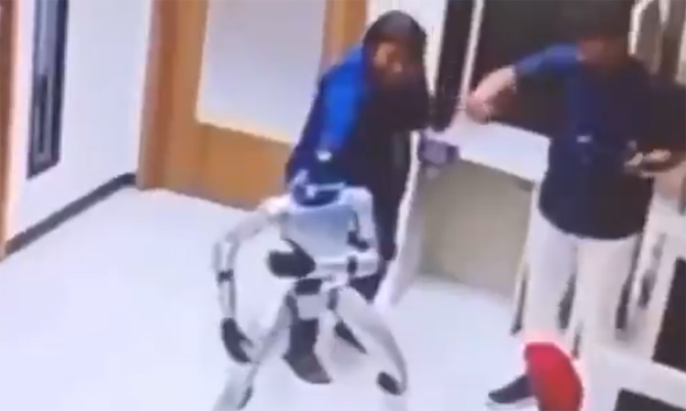 Robot Attack: Robot attack on people in the video! A shocking incident in Indonesia