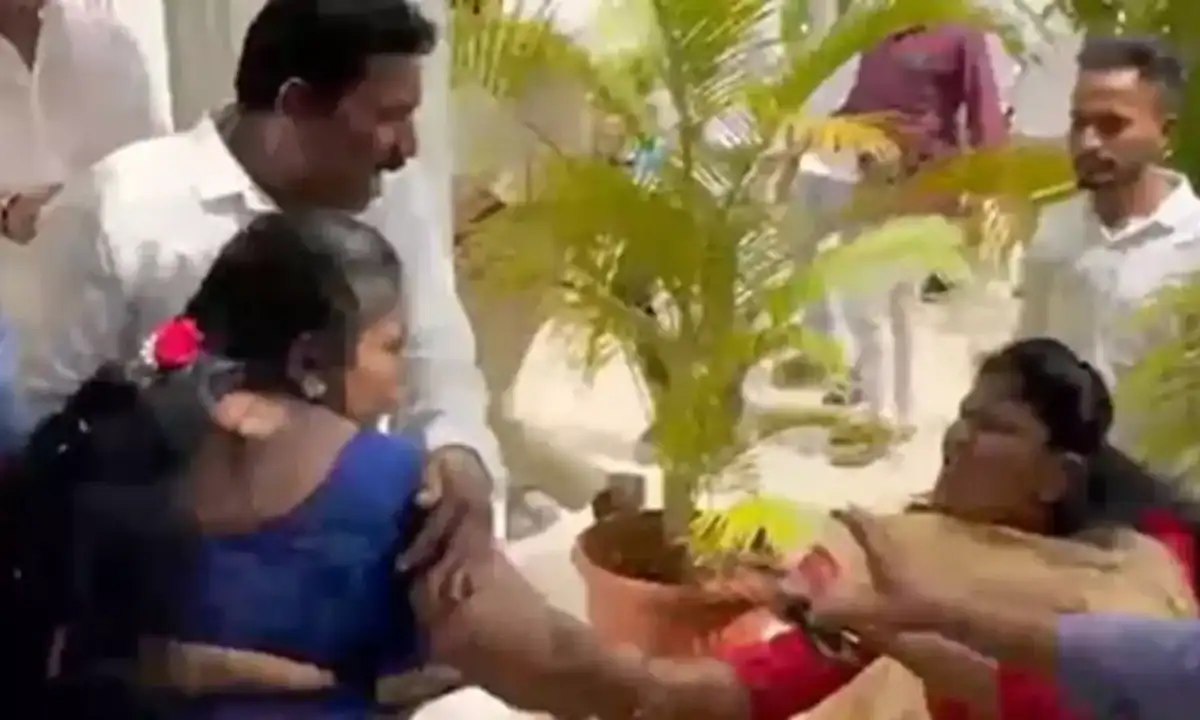 YSRCP internal feud: Leaders attack women in Ongole brawl YSRCP internal feud: The incident of holding the hair of YCP leaders and beating them