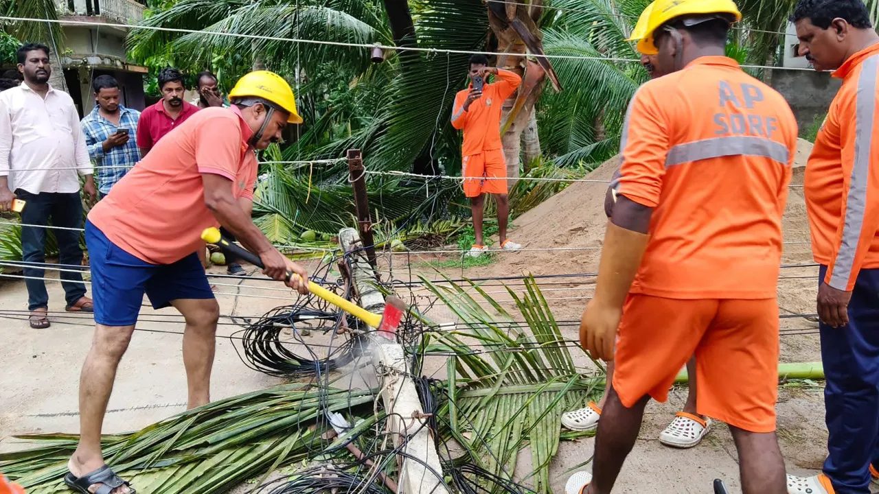 Cyclone Arnab: Telangana backs Andhra with five lakh aid, who receives it? Cyclone Arnab: Telangana backs Andhra with five lakh aid, who receives it?
