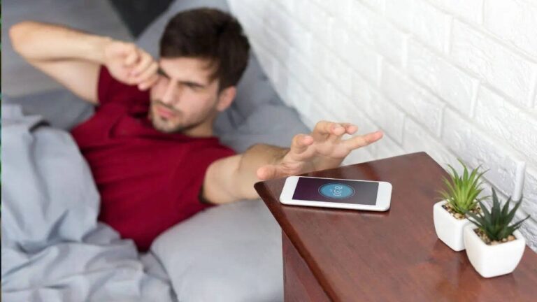 Avoid Morning Phone Use to Lower Stress, Say Doctors Avoid Morning Phone Use to Lower Stress, Say Doctors